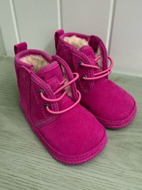 UGG Baby infant Neumel Booties  sz 2/3